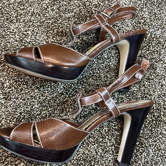 Madden Girl strappy peep toe brown 4.5 in heel with white stitch accent - Picture 4 of 7